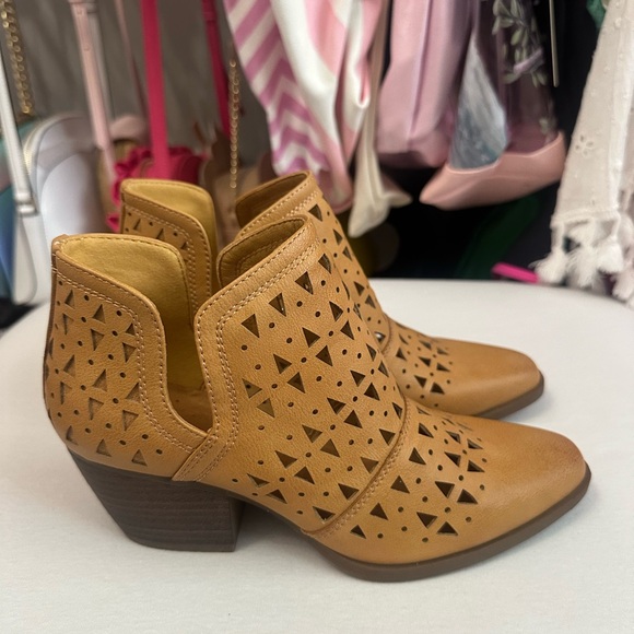 Frye & Co. Sienna "Camel" Cut Out Bootie Ankle Boot Size 6 - Picture 3 of 9